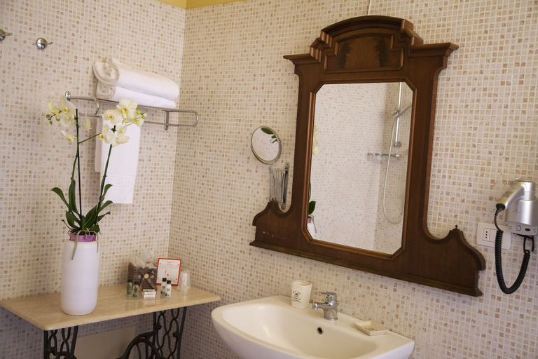 Bathroom 4, Palazzo Guiderocchi, Ascoli Piceno