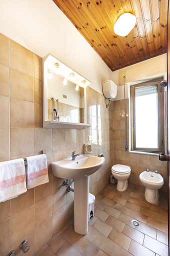 Bathroom 5, Hotel Aurelia, Viterbo
