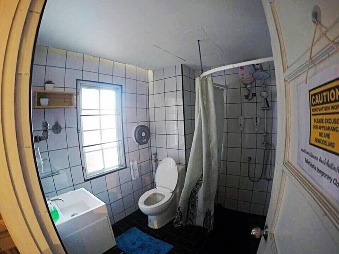 Bathroom 4, Jetty Huahin Hostel, Hua Hin