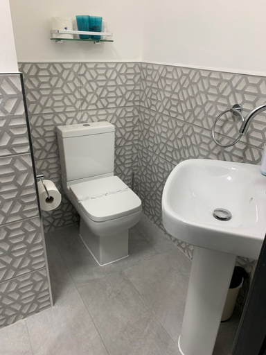 Bathroom 4, Lazy Waves, Cornwall