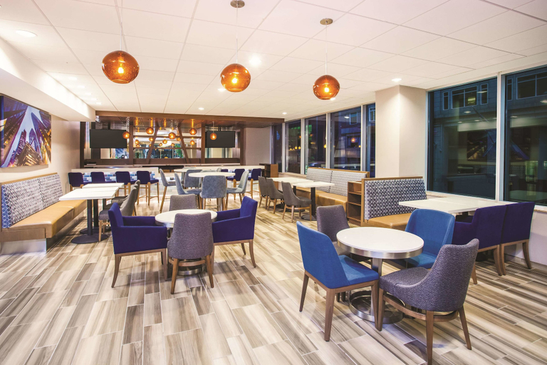 Food & Drinks 5, La Quinta Inn & Suites by Wyndham Chicago Downtown, Cook