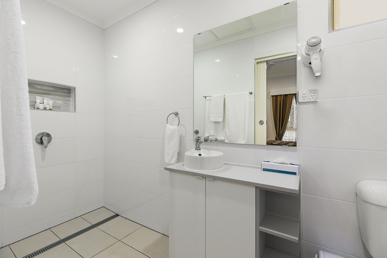Bathroom 4, Econo Lodge Park Lane, Bundaberg