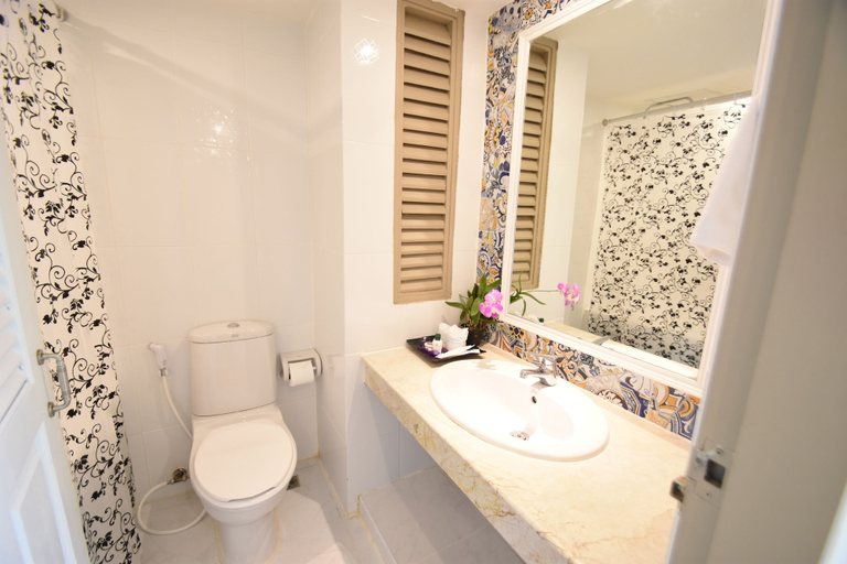 Bathroom 5, Natural Park Resort, Pattaya