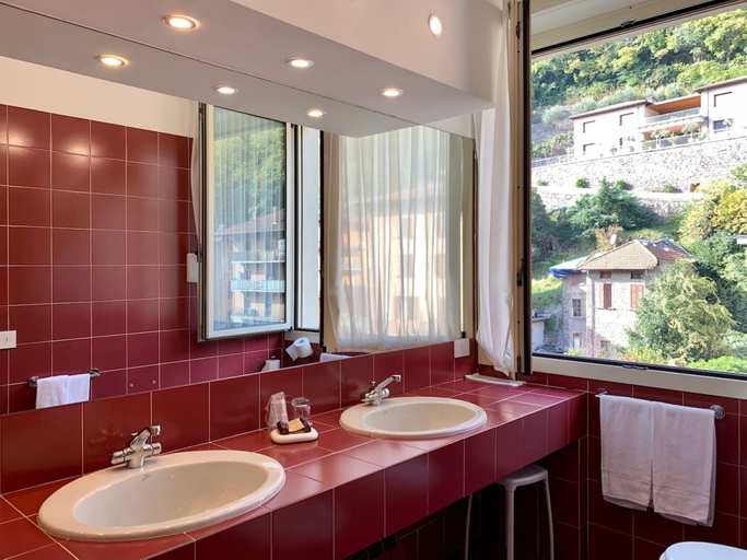 Bathroom 5, Hotel Brescia, Brescia