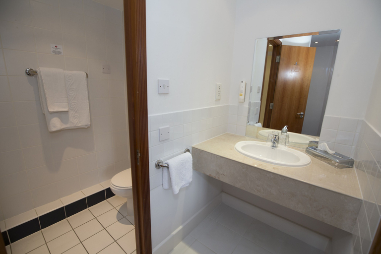 Bathroom 4, Ramada by Wyndham Cambridge, Cambridgeshire