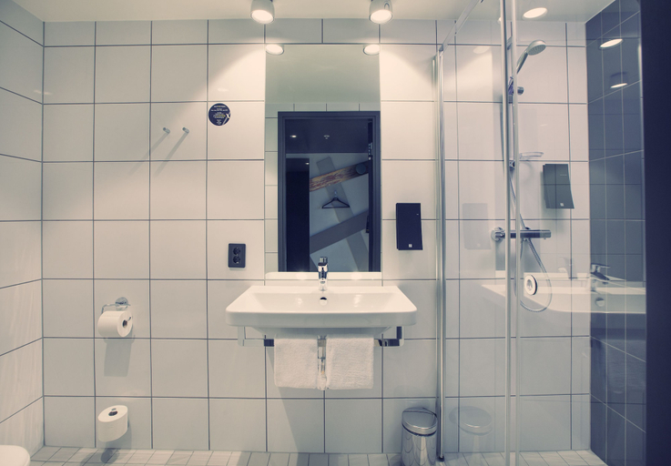 Bathroom 5, Comfort Hotel Xpress Central Station, Oslo