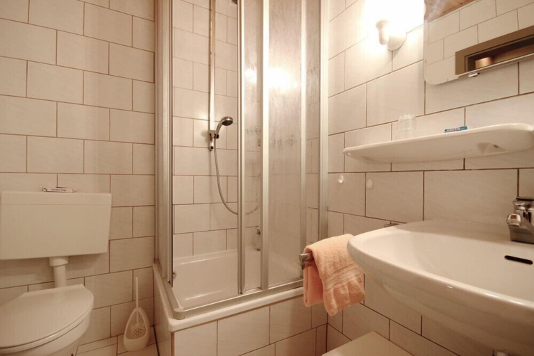 Bathroom 4, Hotel Hanken, Friesland