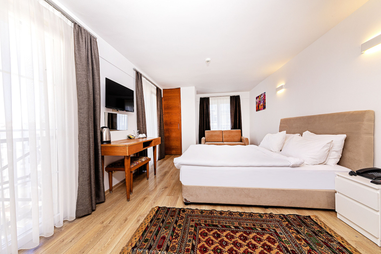 Bedroom 2, Neda, Fatih