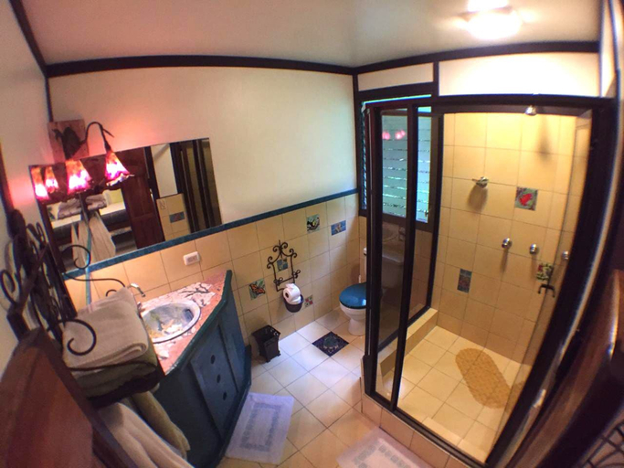 Bathroom 4, Lucky Bug B & B, Tilarán