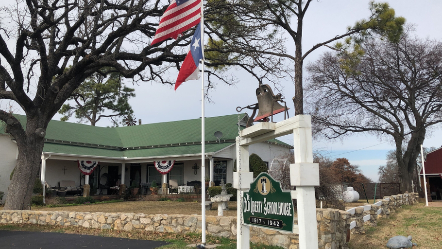 Exterior & Views 2, The Old Liberty Schoolhouse B&B, Tarrant