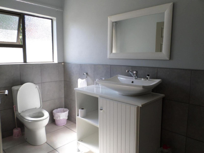 Bathroom 5, Luxury Heights Guesthouse, Amajuba