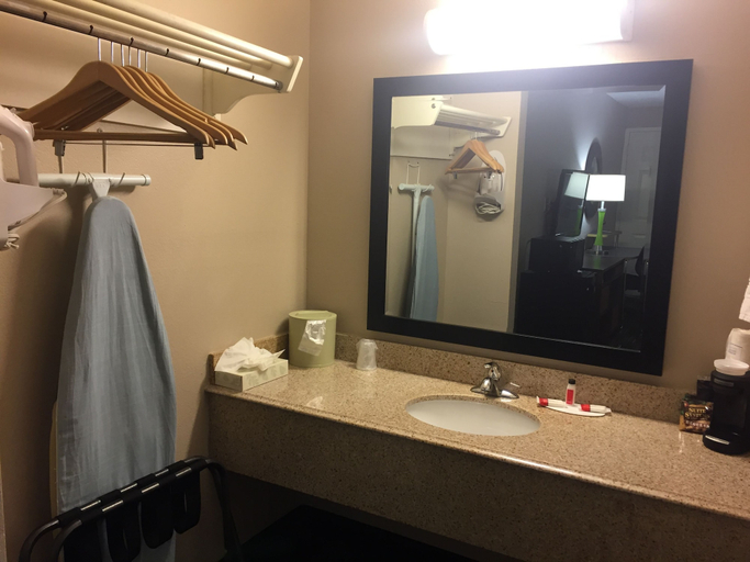 Bathroom 4, Super 8 By Wyndham Jackson, Madison
