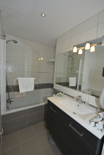 Bathroom 5, Château & Spa de la Commanderie, Isère
