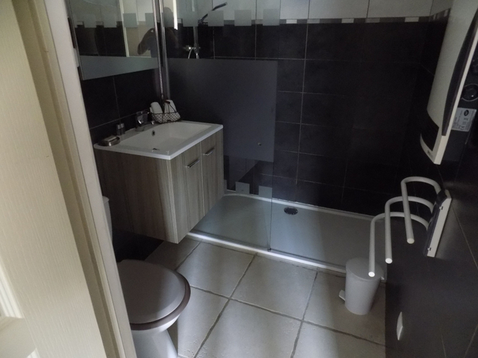 Bathroom 5, Le Jaonnet, Dordogne