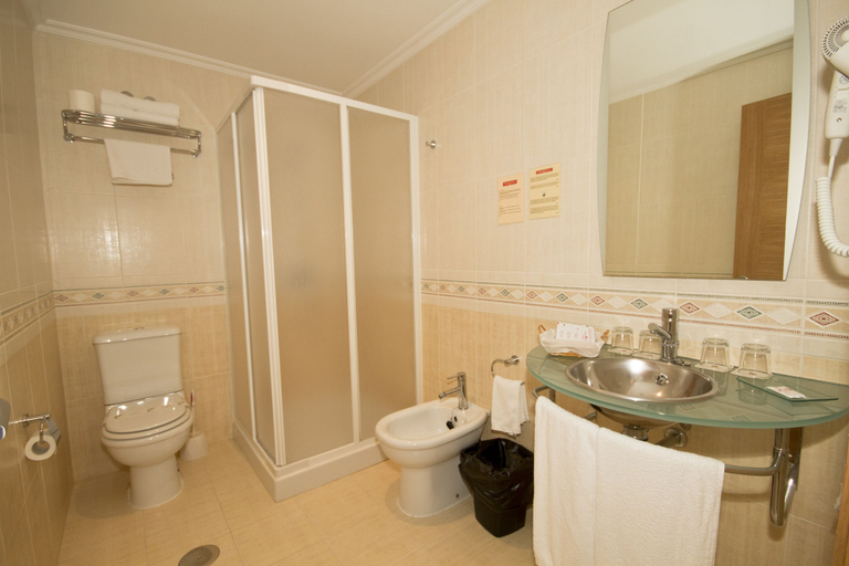 Bathroom 4, Aparthotel Arenteiro, Ourense