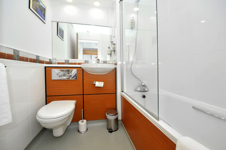 Bathroom 4, Stirling Court Hotel, Stirling