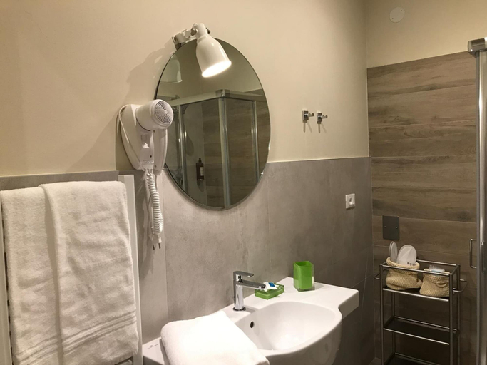 Bathroom 3, Honey Rooms, Ferrara