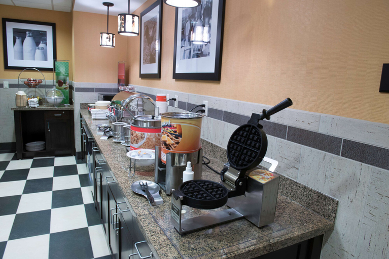 Food & Drinks 5, Hampton Inn & Suites Bismarck Northwest, Burleigh