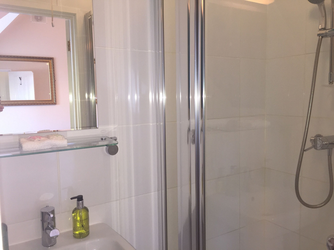 Bathroom 3, Shrubbery Guest House, Worcestershire