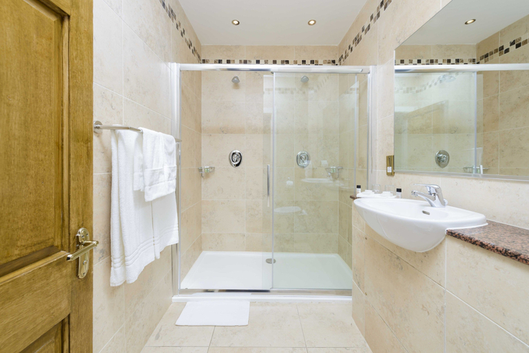Bathroom 5, The Lake Hotel Killarney