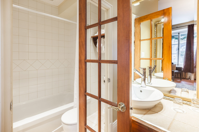 Bathroom 5, Unilofts Grande-Allée, Communauté-Urbaine-de-Québec