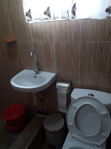 Bathroom 4, Dukusguest, Kumasi