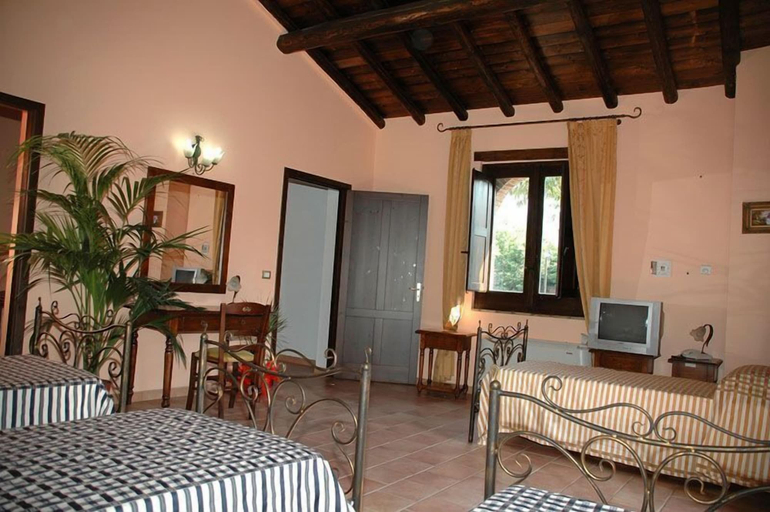 Others 5, Borgo San Nicolao, Catania
