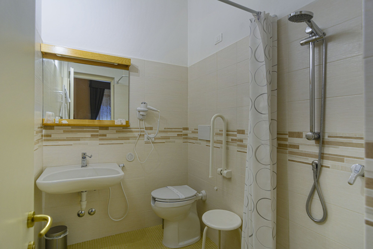 Bathroom 4, Hotel La Pace, Lucca
