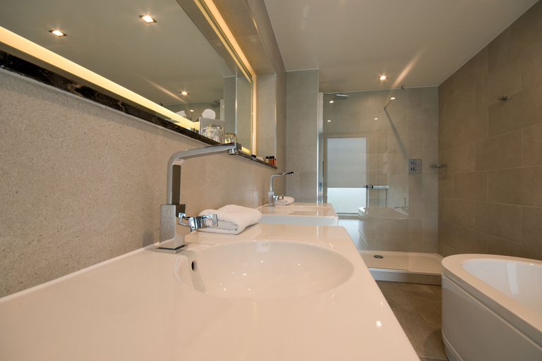 Bathroom 4, Clayton Hotel Chiswick, London