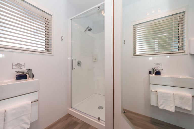 Bathroom 3, Hanmer Springs TOP 10 Holiday Park, Hurunui