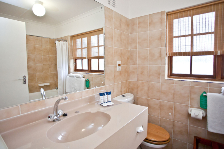 Bathroom 4, Protea Hotel by Marriott Oudtshoorn Riempie Estate, Eden