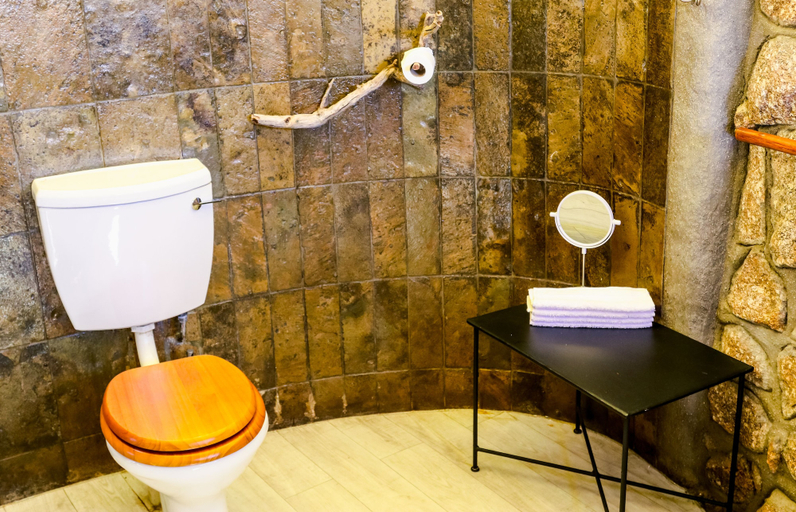Bathroom 4, Ondudu Safari Lodge, Omaruru