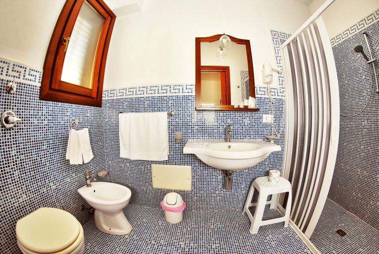Bathroom 5, Hotel La Meridiana, Trapani