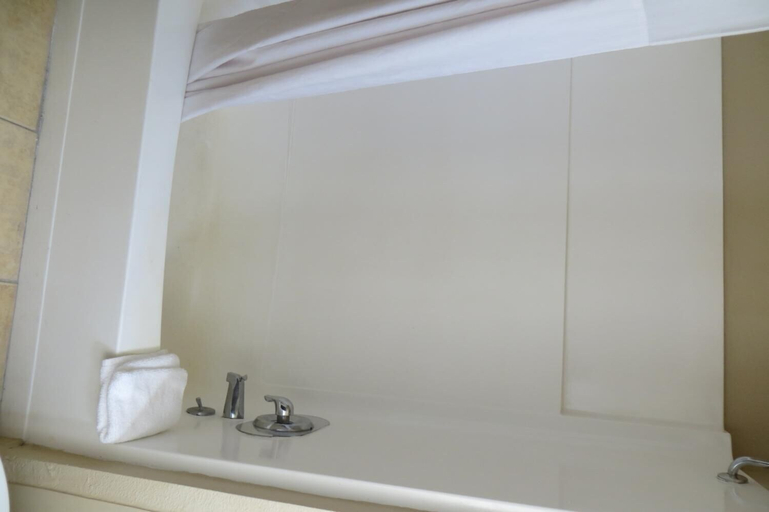 Bathroom 4, American Inn, San Joaquin