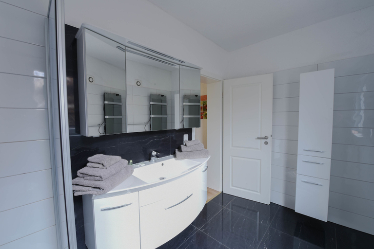 Bathroom 2, Haus Shiralee, Rostock