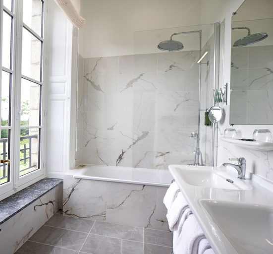 Bathroom 4, Château de Boisgelin - Hotel & Restaurant Mathieu Kergourlay, Côtes-d'Armor