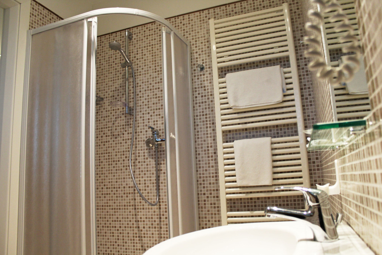 Bathroom 5, Saint Tropez, Rimini