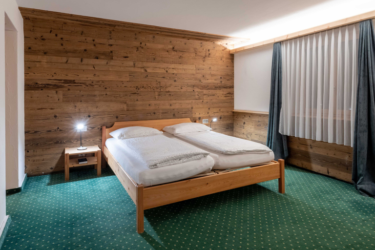 Bedroom 3, Hotel Grischuna, Albula