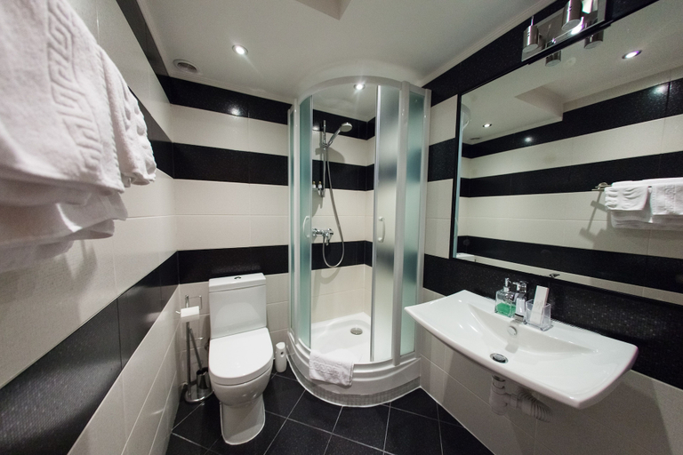 Bathroom 3, Hotel Langust, Central
