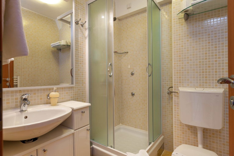 Bathroom 3, Aparthotel Pharia, Hvar
