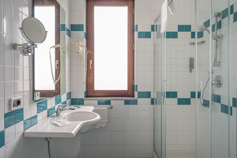 Bathroom 5, Grand Hotel Moon Valley, Napoli