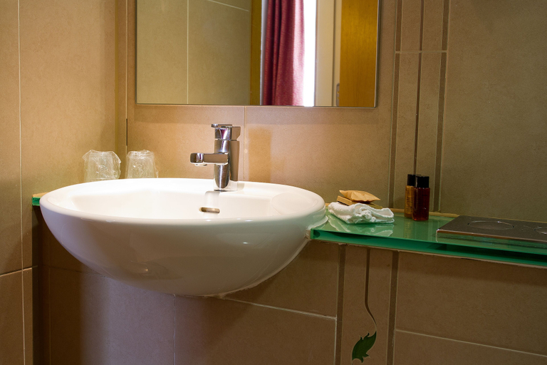 Bathroom 5, The Pinewood Hotel, Buckinghamshire