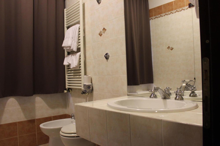Bathroom 5, Hotel Forum, Arezzo