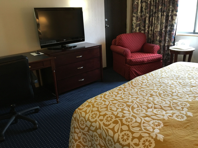 Bedroom 2, Days Inn by Wyndham Berlin Meriden, Hartford