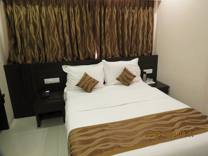 Bedroom 3, Hotel Sunny International, Satara