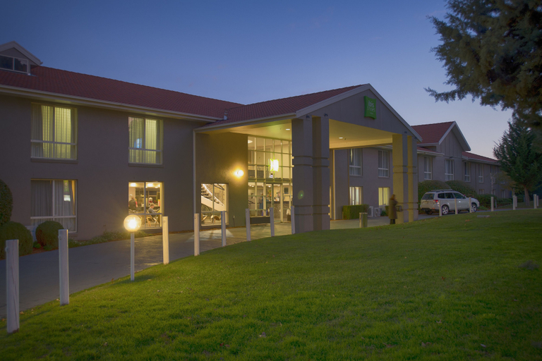 Exterior & Views 2, ibis Styles Canberra, Canberra