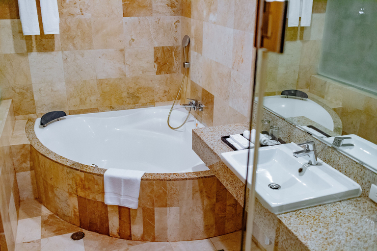 Bathroom 4, Crown Regency Courtyard Resort, Malay