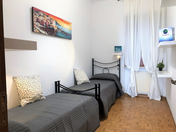 Room 2, House Levante, Genova