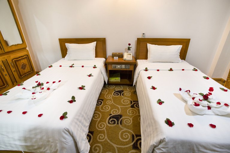 Bedroom 4, E-Outfitting Golden Country Hotel, Mandalay