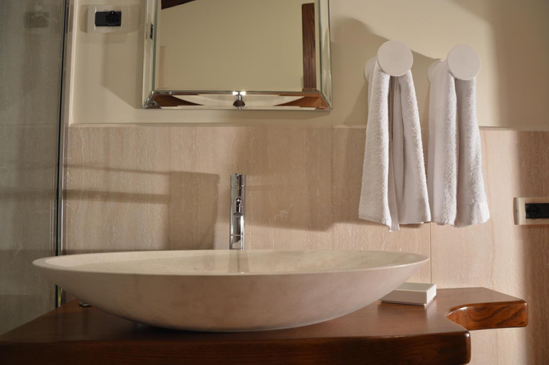 Bathroom 4, Fattoria Lucciano, Viterbo